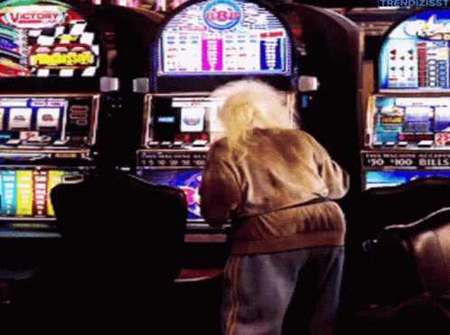 slot-maschine-old-lady.gif