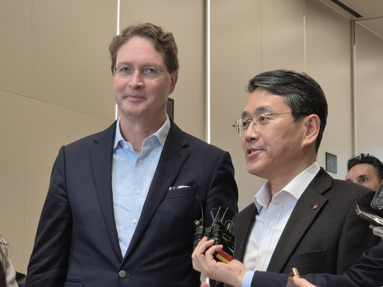 Mercedes-Benz Chairman Ola Kallenius and LG Electronics CEO Cho Joo-wan answer questions from reporters at the LG Twin Towers building in Yeouido, western Seoul, on Nov. 13, 2025. [NEWS1]